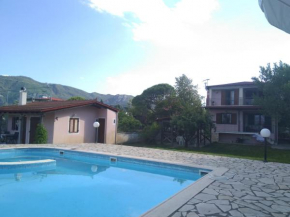 Villa Marinos - συγκρότημα με πισίνα, γήπεδο, τζακούζι, μπαρ, ψησταριά